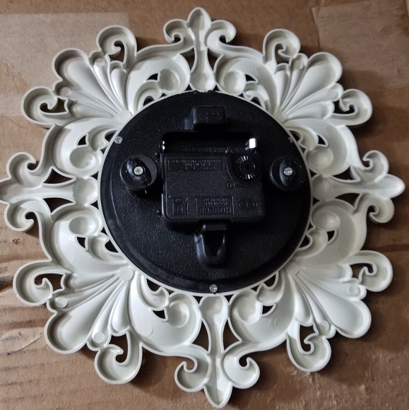 Beige Embossed Fleur De Lis Floral Design Clock Battery Operated - NWOB - Picture 8 of 8